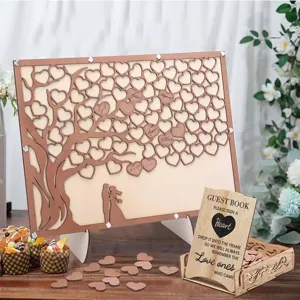 Hölzernes Hochzeitsgästebuch Herzbaum Bilderrahmen Set mit Schild im Detail betrachtet