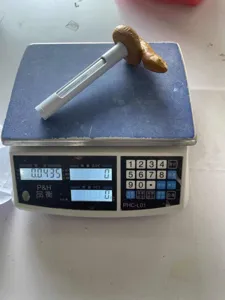 Gedetailleerde close-up weergave van de grappige zwembadthermometer op de weegschaal.