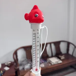 Drijvende zwembadthermometer met een mooi rood visontwerp en handige dubbele schaal.
