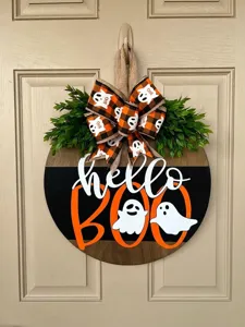 Detailansicht Halloween Geist BOO Holz-Türschild mit grünen Blättern und kariertem Band