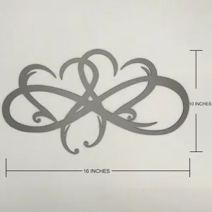 Detail van metalen oneindige hart wanddecoratie, met gedetailleerd ontwerp en afmetingen.