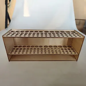 Supporto per pennelli in legno da scrivania con fori multipli per pittura.