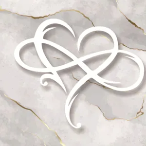 Detailweergave van metalen wanddecoratie oneindig hart met elegant wit ontwerp.