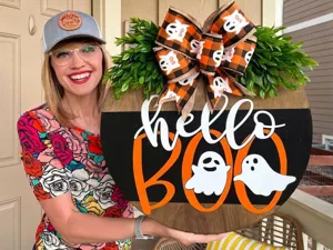 Detailansicht des handgemachten Halloween-Holztürschilds mit Hallo BOO Schriftzug