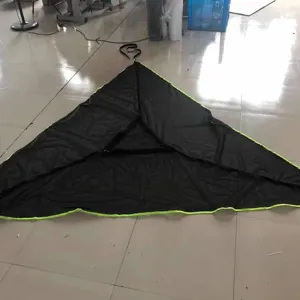 Amaca triangolare portatile da esterno per più persone rete nera con bordo verde fluorescente