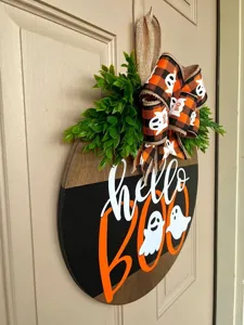 Detailansicht eines Halloween 'Hello Boo' Holz-Türschilds mit karierter Schleife.