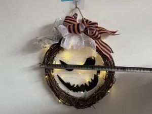 Vista dettagliata della ghirlanda di zucca di Halloween illuminata con nastro di misura.