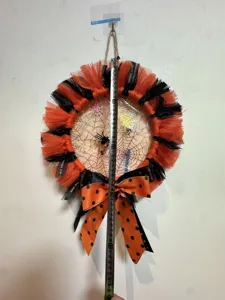Halloween ghirlanda decorazione, rete arancione e nera con ragnatela per appendere alla porta festa.