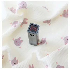 Vue détaillée de la couverture d'emmaillotage pour bébé avec motif lapin et test.