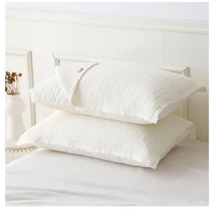 Nahaufnahme von weichen Baumwoll Vierlagen Gaze Kissenbezügen in Weiß für das schöne Schlafzimmer.