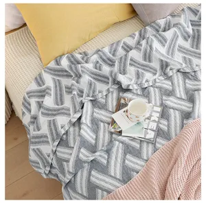 Drielagige katoenen gazen deken voor zomer airconditioning, zachte ademende geometrische plaid.