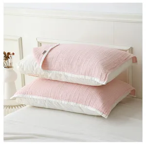 Detailaufnahme weicher Baumwoll-Musselin-Kopfkissenbezüge in Rosa-Weiß, praktisches Set.
