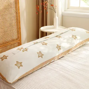 Langer Doppel-Kissenbezug mit Sternen-Print, weiche atmungsaktive Baumwolle fuer das Schlafzimmer.