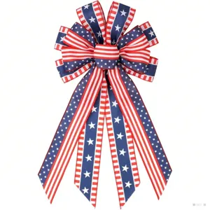 Primo piano di dettaglio del fiocco decorativo con strisce e stelle patriottiche americane.