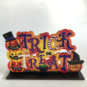 Segno di decorazione da tavolo in legno di Halloween con ornamento di zucca e cappello.