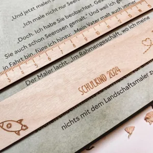 Dettaglio righello in legno con testo inciso design scolastico e chiari segni di scala.