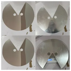 Vista dettagliata della maschera facciale riflettente a specchio con consistenza metallica.