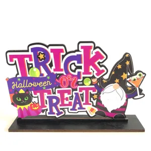 Dettaglio della decorazione tavola di Halloween in legno con gnomo e scritte festive.