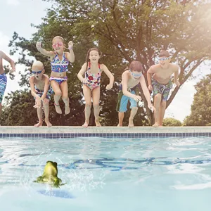 Dettaglio della scena in piscina con bambini in acqua per decorazioni estive divertenti.