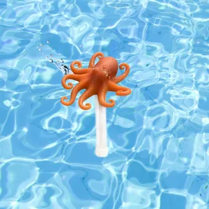 Dettaglio in primo piano della creativa piovra arancione che nuota nell'acqua della piscina.