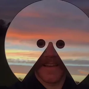 Maschera facciale a specchio creativa per selfie divertenti all'aperto e oggetti di fotografia.