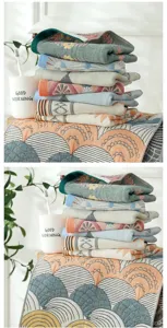 Detailaufnahme weicher Baumwollgaze-Handtücher mit japanischen Retro-Mustern und Blumen.