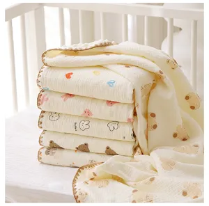 Vue détaillée de la couverture de gaze pour bébé en coton doux avec jolis motifs d'ours.