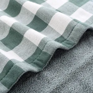 Green and white plaid gauze face towel, breathable absorbent soft cotton couple daily towel.