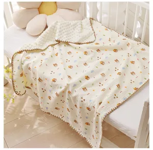 Vue détaillée de la couverture bébé doudou avec motifs d'ours mignons et texture douce.