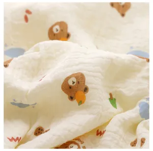 Détail de couverture bébé en gaze douce, tissu en coton respirant avec joli imprimé d'ours.