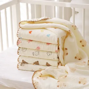 Zachte baby mousseline dekentje met schattige beer en konijn print, katoenen wiegdeken voor baby's.