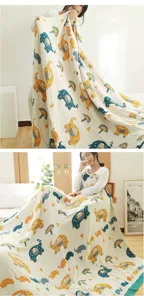 Vue détaillée de la couverture en gaze de coton, couette d'été douce avec joli motif d'éléphant.