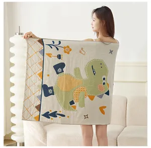 Vista detallada de la toalla de baño de gasa con dinosaurio, tejido suave y absorbente.