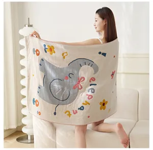 Vista detallada de la suave toalla de baño de gasa de algodón con bonito diseño de elefante.