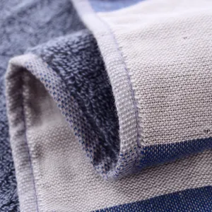 Drap de bain en gaze de coton épaisse à carreaux bleus, doux et absorbant pour un usage quotidien.
