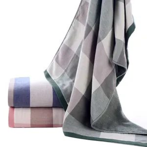 Drap de bain en coton doux à carreaux britanniques avec boucles de gaze, respirant et très confortable.