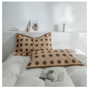Cotton geometric pattern pillow cover, breathable and comfortable bed linen for home use.