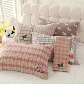 Joli ensemble de serviettes d'oreiller en gaze de coton douce pour lit et chambre.