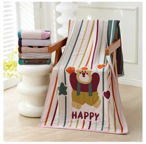 Jolie serviette de bain à rayures et dessin animé, douce et absorbante pour un usage quotidien.