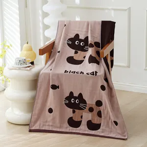 Vue détaillée de la serviette en coton doux avec un joli imprimé chat noir et décor chaleureux.