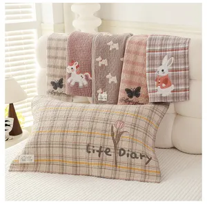 Ensemble de taies d'oreiller en gaze de coton avec motifs animaux mignons et design à carreaux.