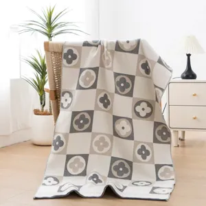 Serviette de bain en gaze de coton confortable, couverture absorbante douce et epaisse classique.