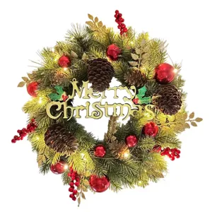 Detailansicht des künstlichen Weihnachtskranzes mit Zapfen, roten Beeren, Lichtern und Schild.