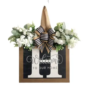 Cartello per porta in legno con fiori bianchi e nastro per decorazione rustica