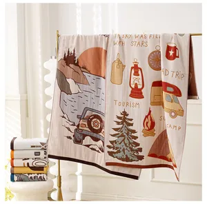 Detalle de toalla de baño de algodón estilo camping con bonitos estampados de viajes animados.