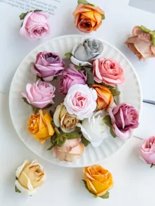 Nahaufnahme von bunten künstlichen Rosenköpfen, perfekt für DIY Bastelarbeiten und Deko.