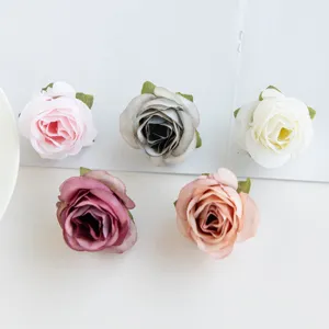 Künstliche kleine Rosenköpfe für DIY-Bastelarbeiten, Blumenkränze und handgemachte Accessoires.