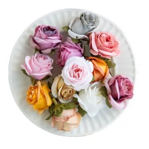 Kunstmatige rozenkoppen in verschillende kleuren voor DIY bloemenkransen en handgemaakte decoraties