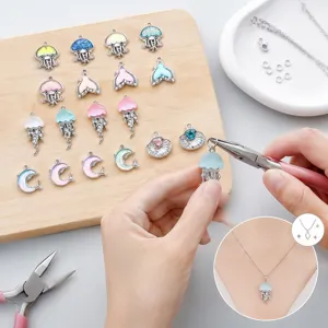 Detalle de dijes de medusas y delfines DIY para crear joyas personalizadas