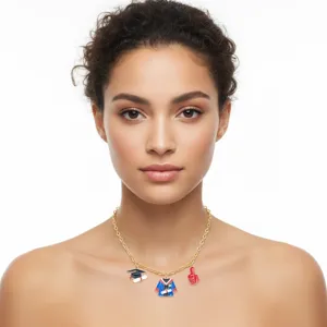 Nahaufnahme eines Models mit Legierungs-Abschlussanhängern, die Hut und Robe zeigen.